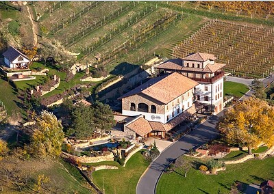 Osvěžující krajina a moderní zařízení Kometas Family v přírodě, ideální místo pro sportovní a odpočinkové aktivity.