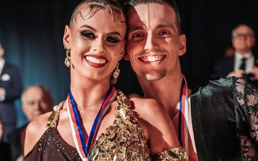 Medailisté Kometa Family po úspěšném vystoupení na MČR v latině, ukazující radost a týmového ducha.