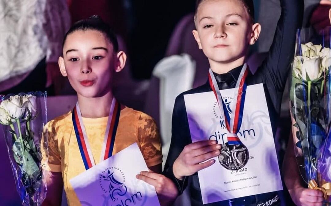 Dívky z Kometka Family na soutěži MČR v latině, drží medaile a diplomy, oslavují úspěch.