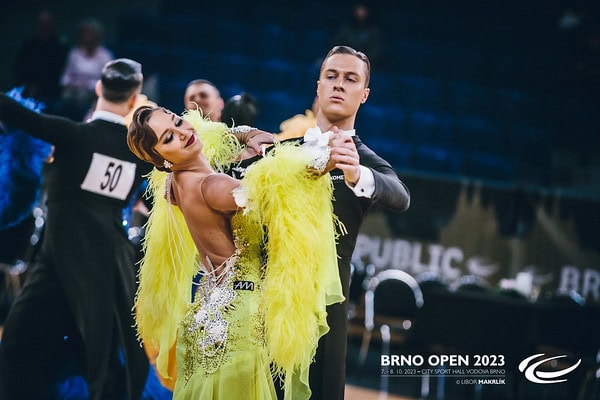 Taneční pár v elegantním oblečení během soutěže Brno Open 2023, zaměřený na sportovní tanec a soutěžní výkon.
