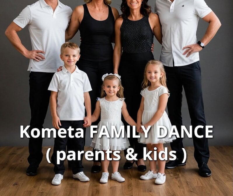 Rodinná taneční skupina Kometa Family Dance s rodiči a dětmi na tanečním vystoupení, skupinové foto v tanečním studiu.