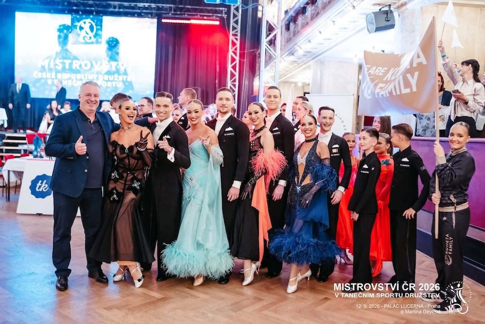 Skupina tanečníků Kometa Family na soutěži Mistrovství ČR 2026, elegantní oblečení, taneční vystoupení, taneční sport, společenské tance.